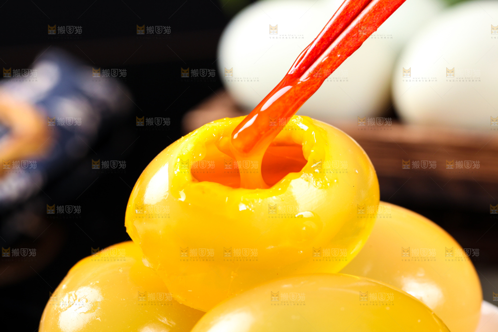 深底上的黄金皮蛋