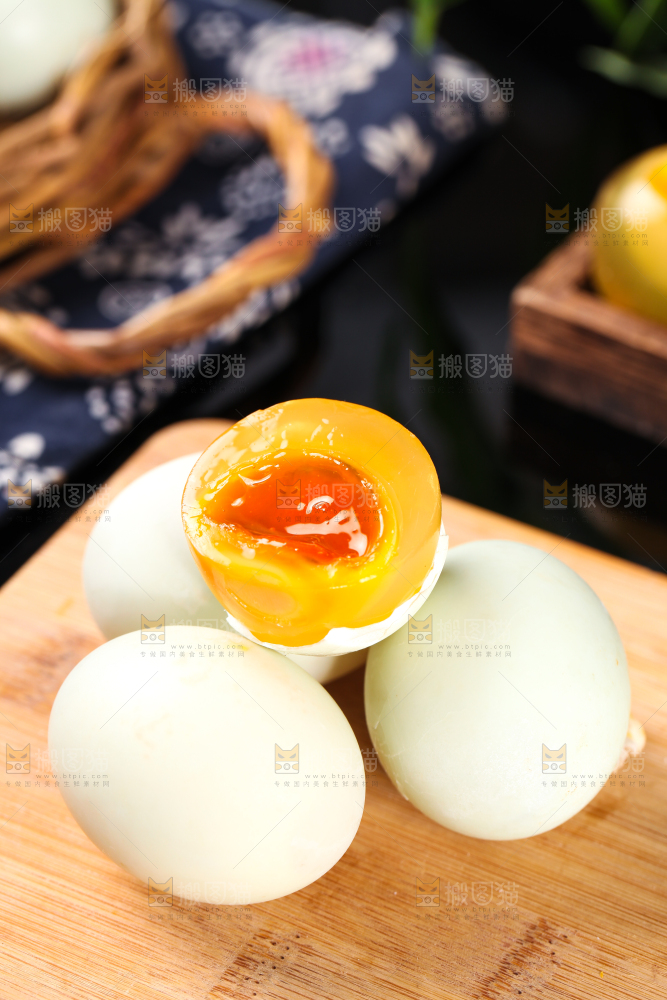 深底上的黄金皮蛋