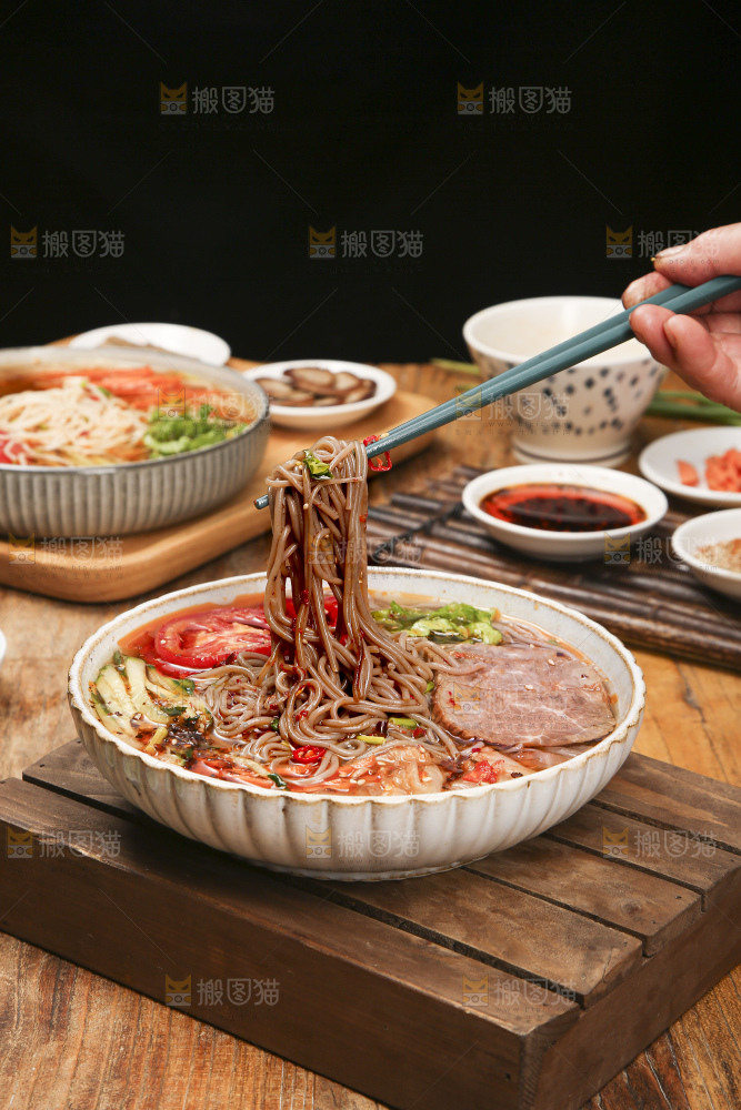 木底上的一碗冷面