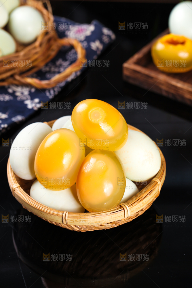 深底上的黄金皮蛋