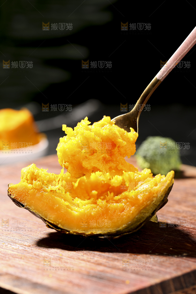 深底上的银栗南瓜