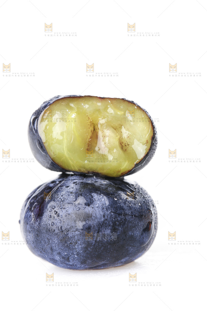 白底上放着的新鲜蓝莓