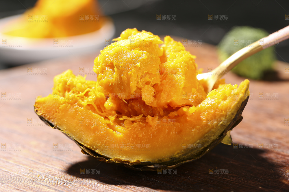 深底上的银栗南瓜