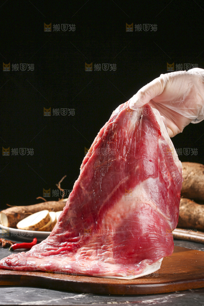 深底上的新鲜羊肉