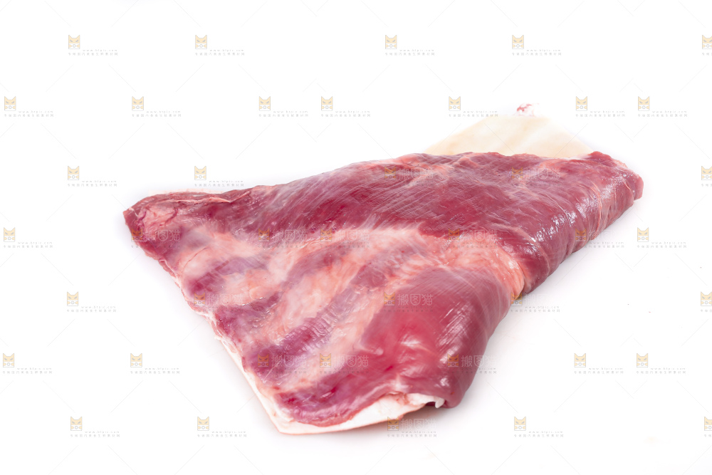白底上的新鲜羊肉