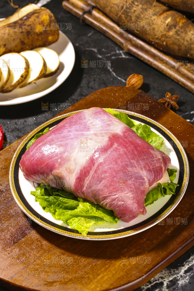 深底上的新鲜羊肉