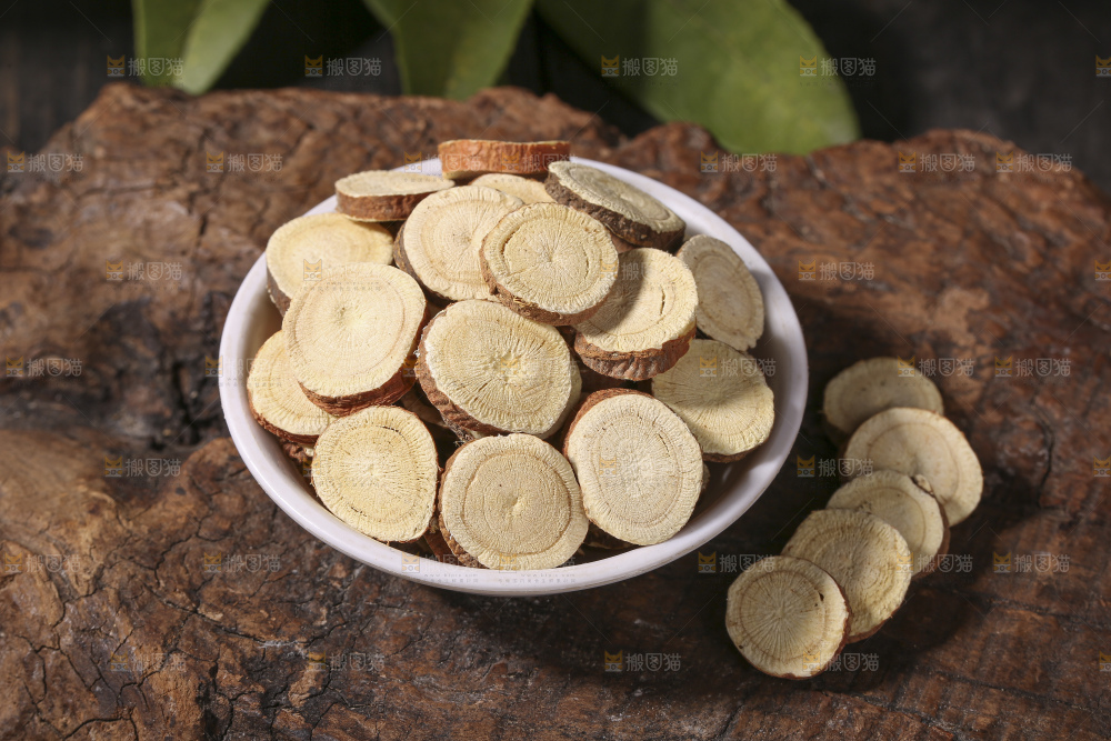 木底上的甘草片