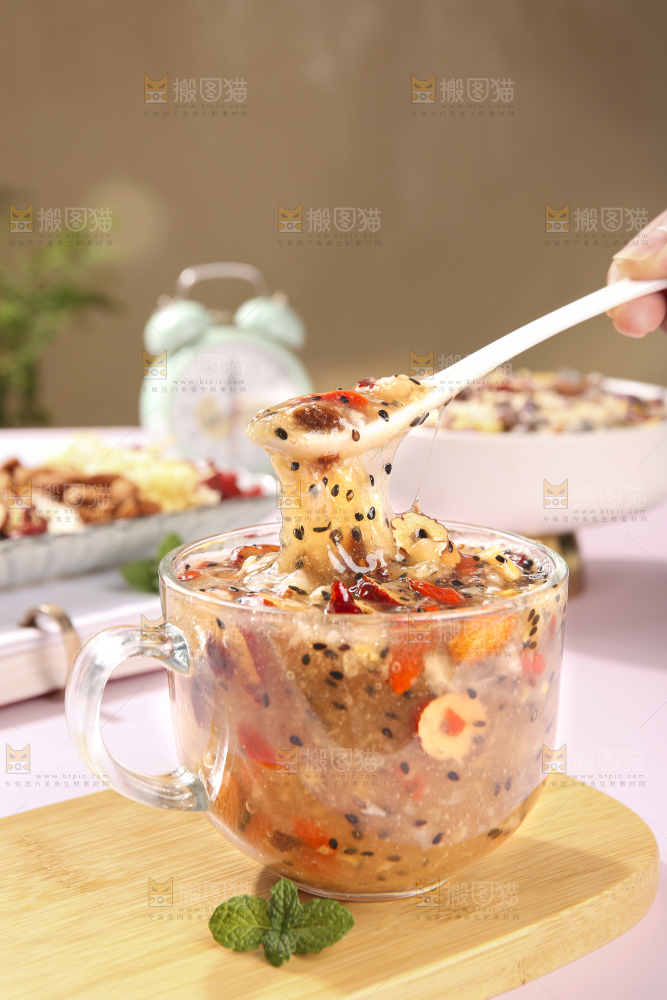 浅底上的红枣坚果藕粉