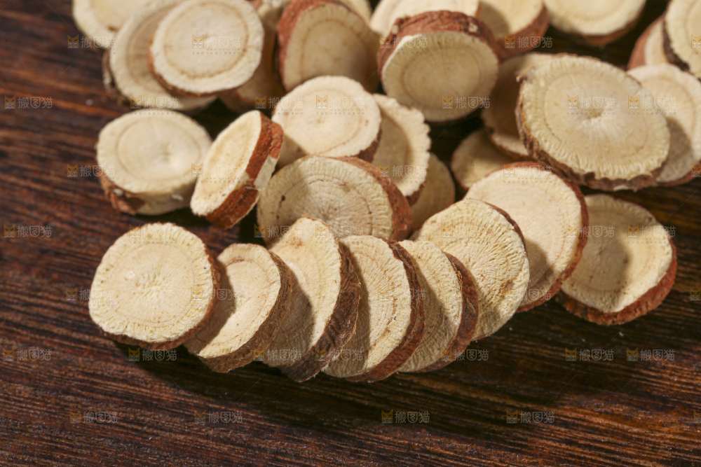 木底上的甘草片