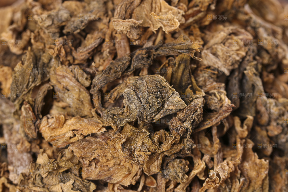木底上堆放着梅干菜