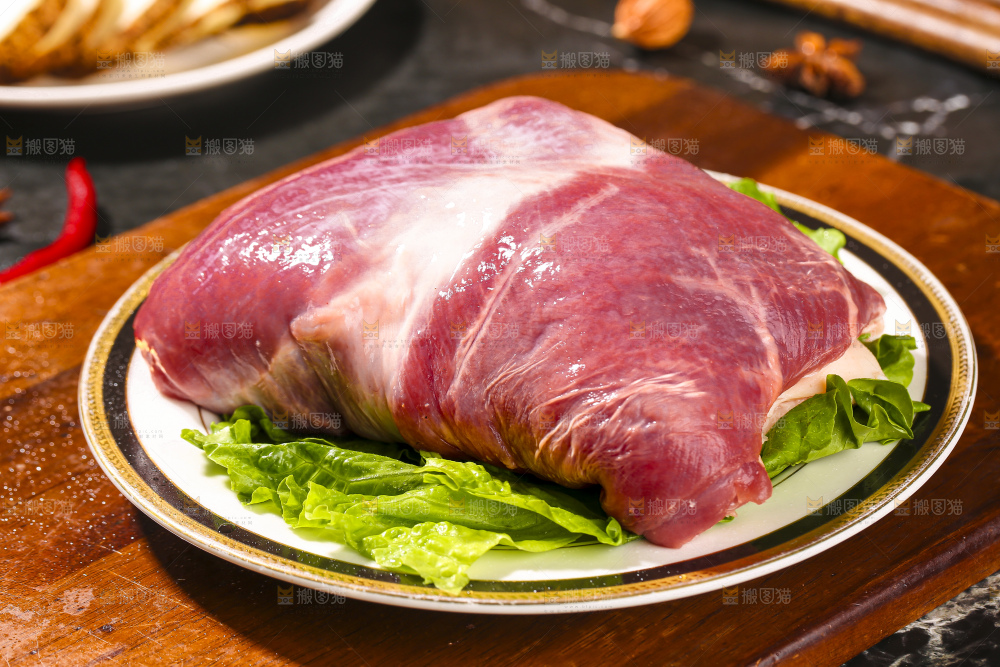 深底上的新鲜羊肉