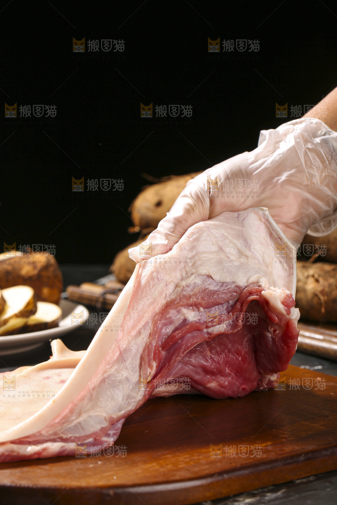 深底上的新鲜羊肉