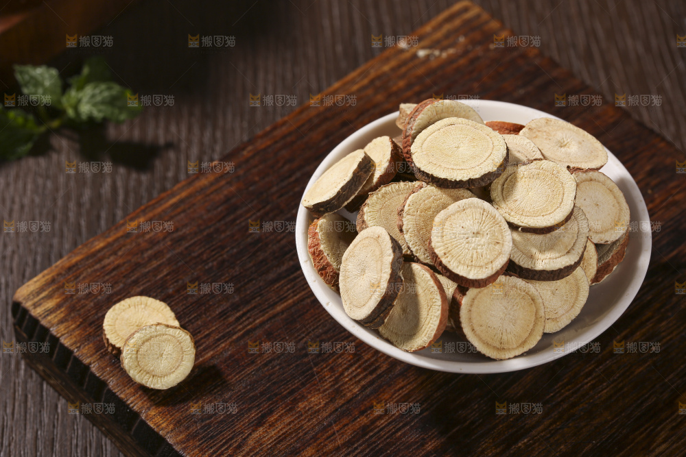 木底上的甘草片