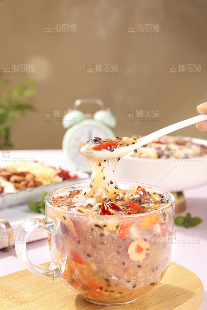 浅底上的红枣坚果藕粉