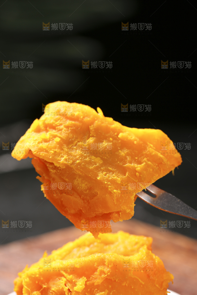 深底上的银栗南瓜