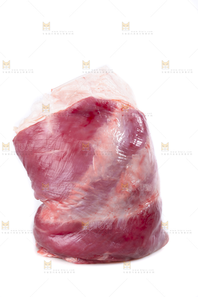 白底上的新鲜羊肉