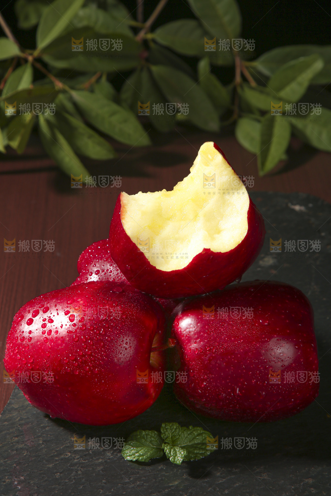 木底上的甘肃花牛苹果
