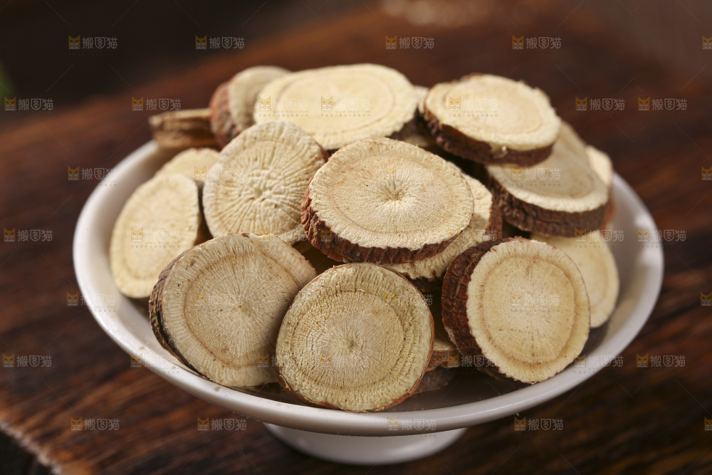 木底上的甘草片