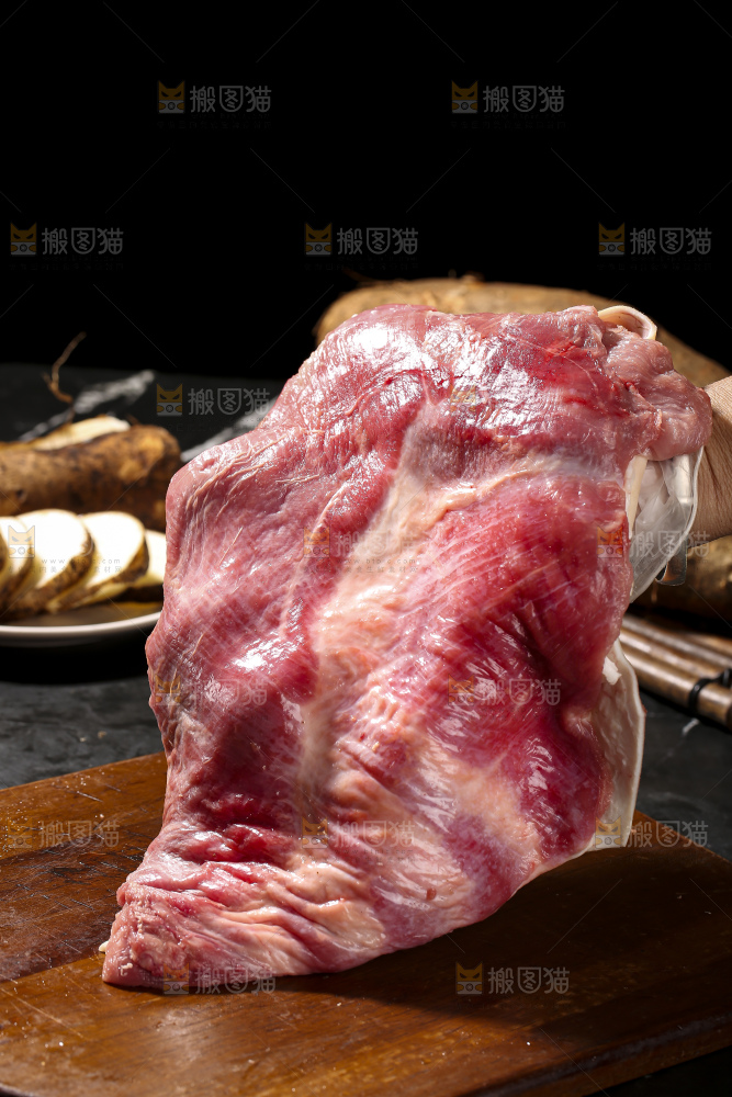 深底上的新鲜羊肉