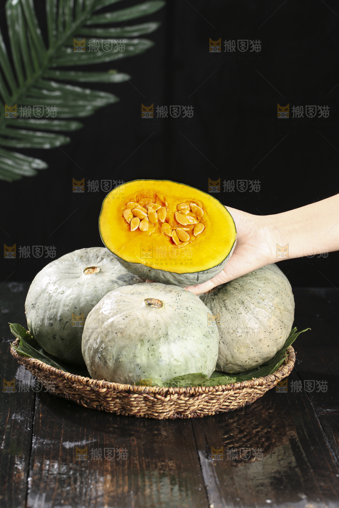 深底上的银栗南瓜