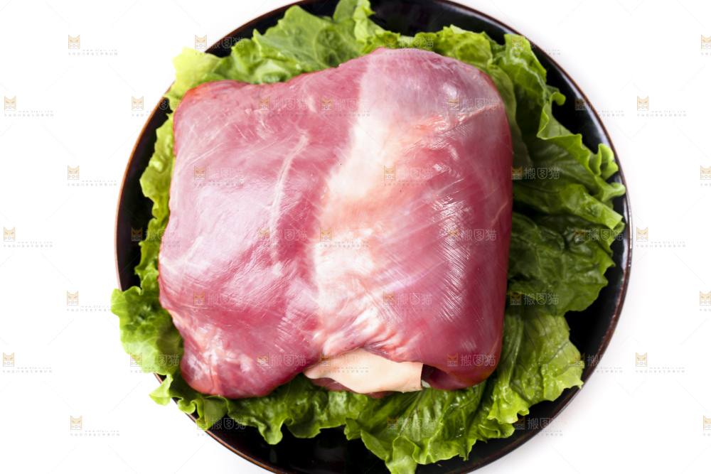 白底上的新鲜羊肉