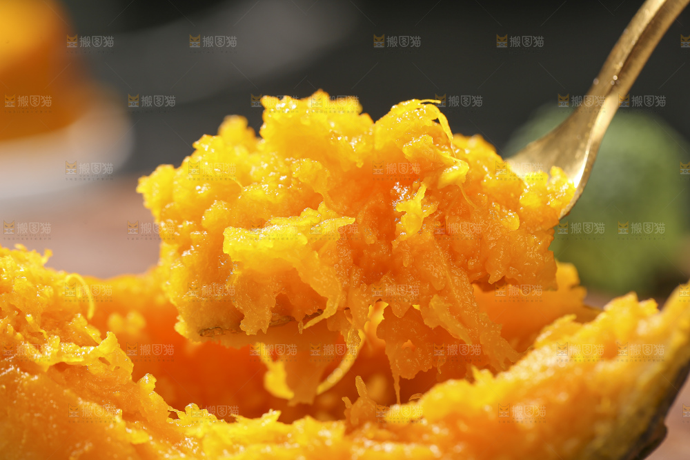 深底上的银栗南瓜