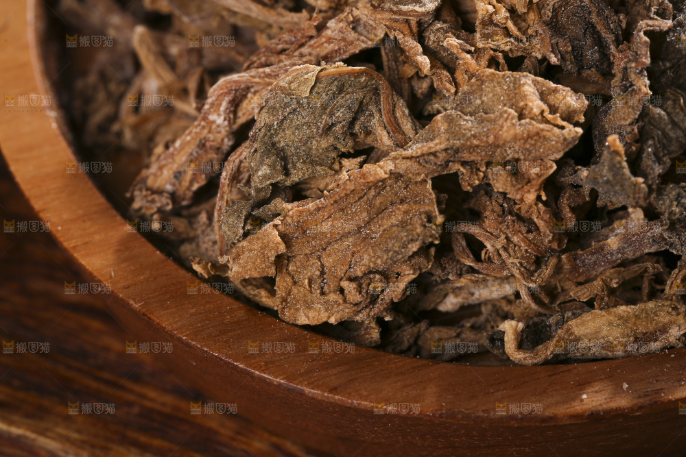 木底上堆放着梅干菜
