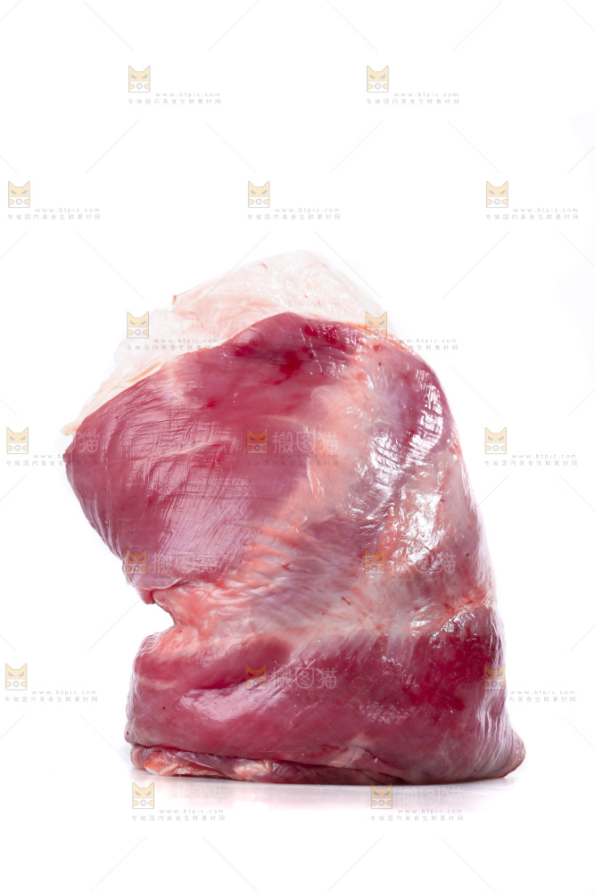 白底上的新鲜羊肉