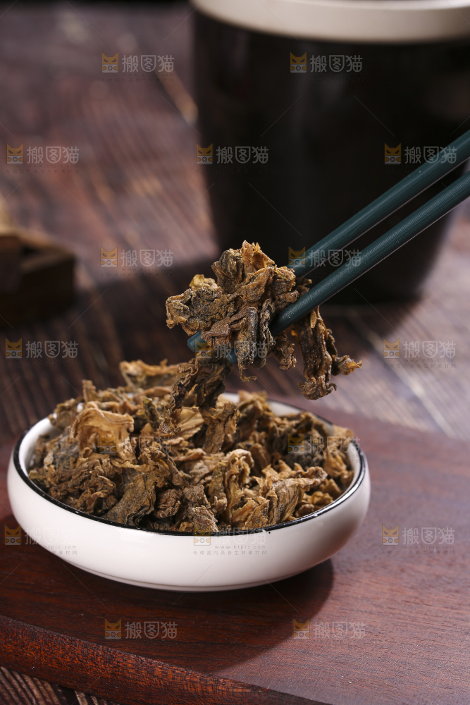 木底上堆放着梅干菜