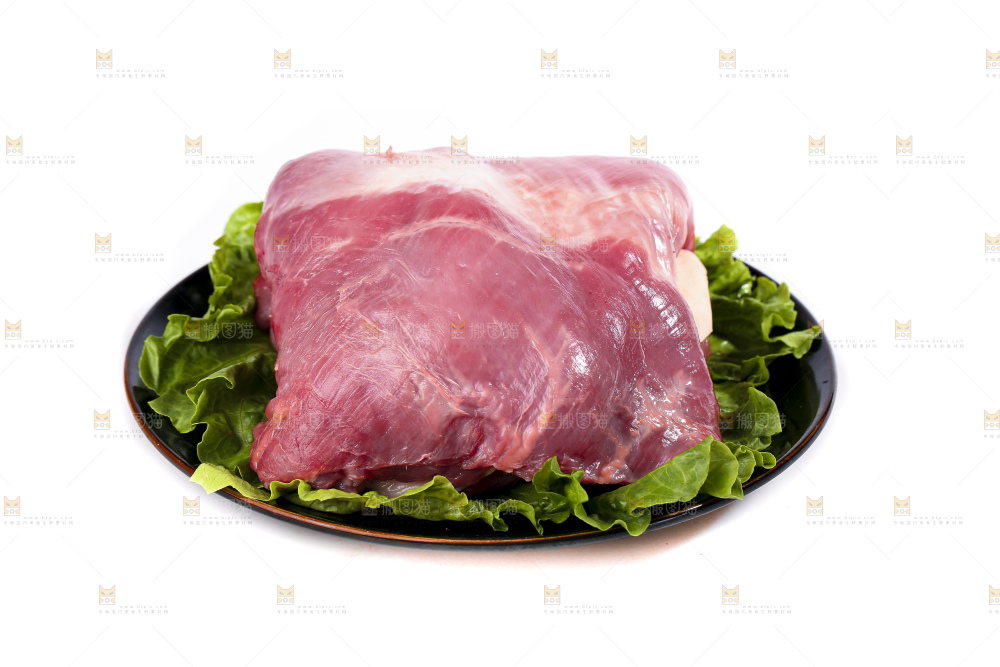 白底上的新鲜羊肉