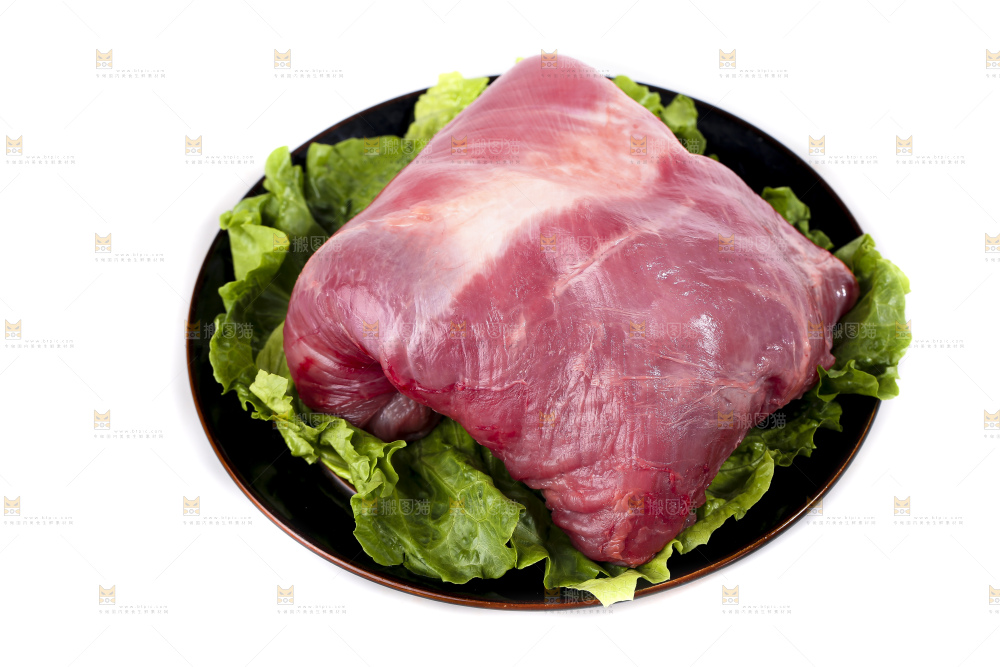 白底上的新鲜羊肉