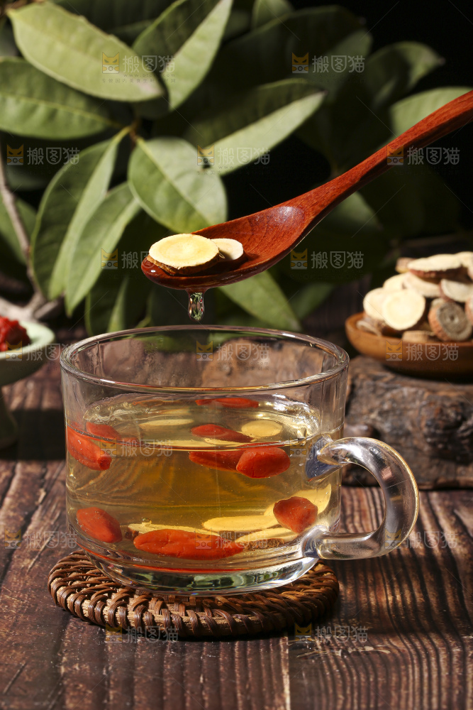 木底上的甘草片