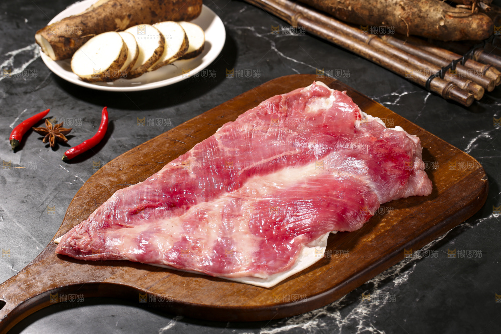 深底上的新鲜羊肉