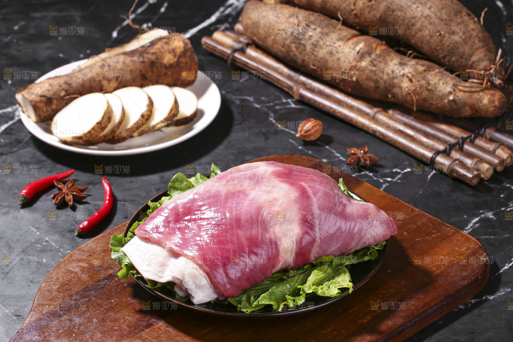 深底上的新鲜羊肉