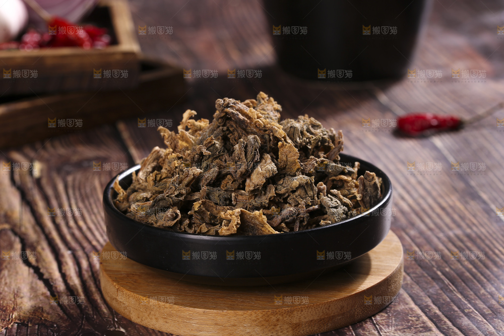 木底上堆放着梅干菜