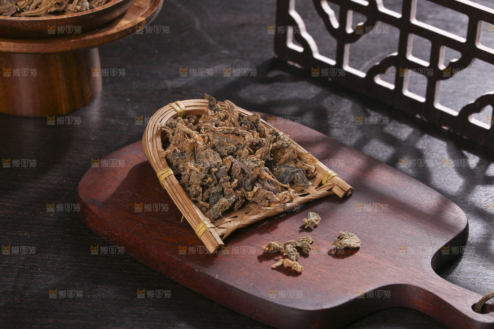 木底上堆放着梅干菜