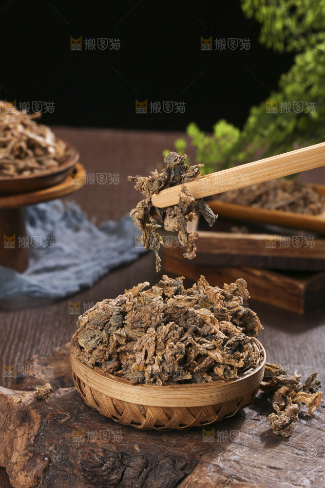 木底上堆放着梅干菜