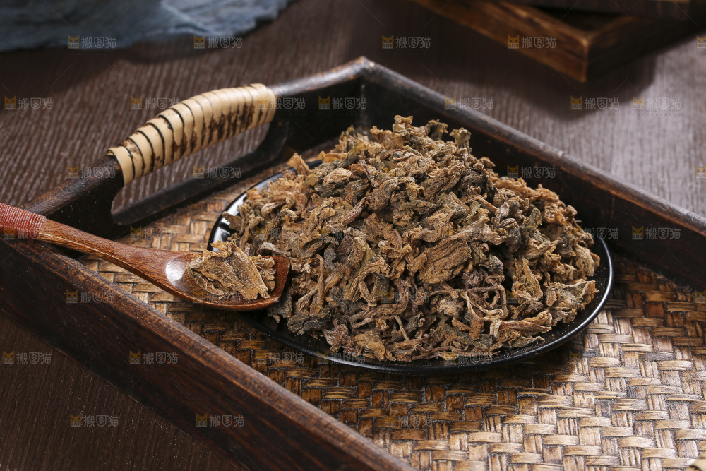 木底上堆放着梅干菜