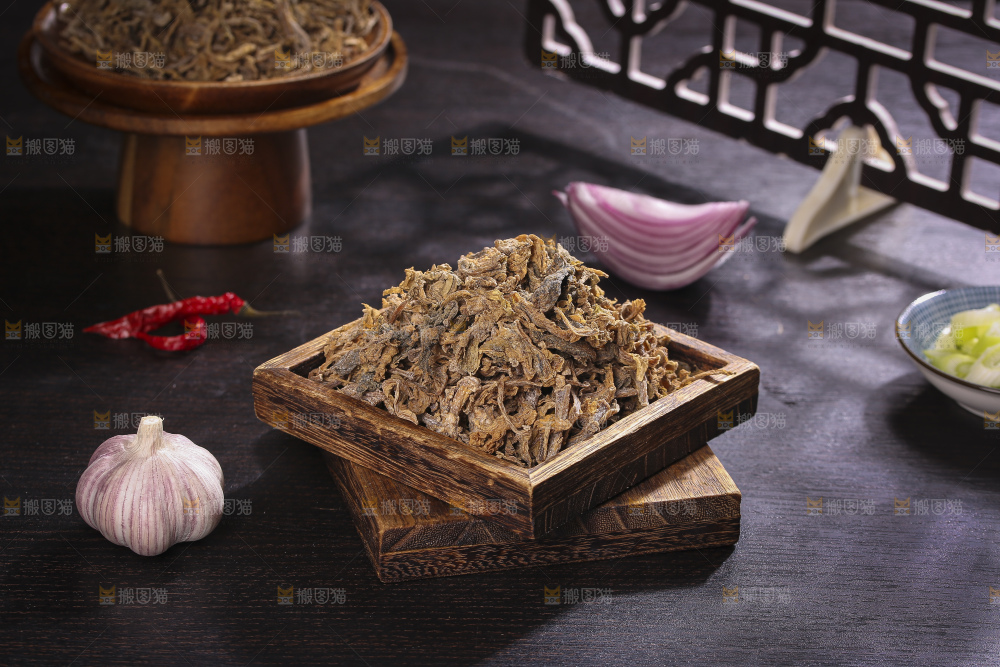 木底上堆放着梅干菜