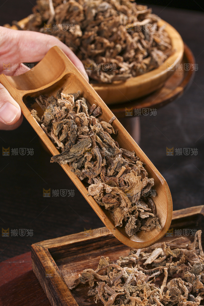 木底上堆放着梅干菜