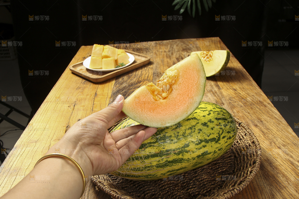 木底上放着伽师瓜