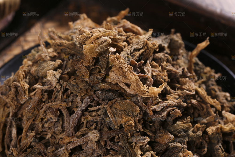 木底上堆放着梅干菜