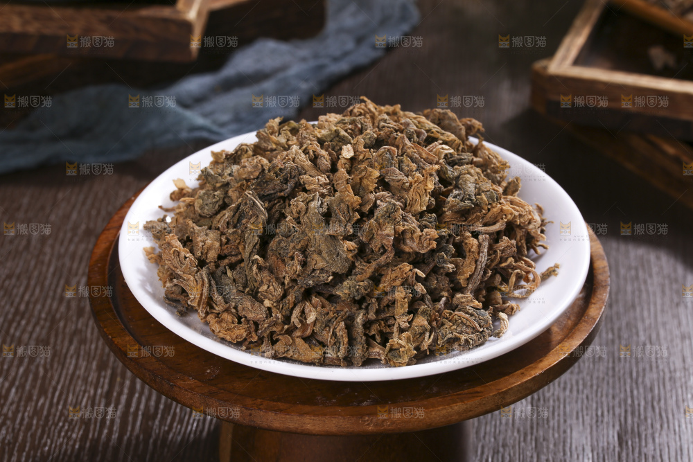 木底上堆放着梅干菜