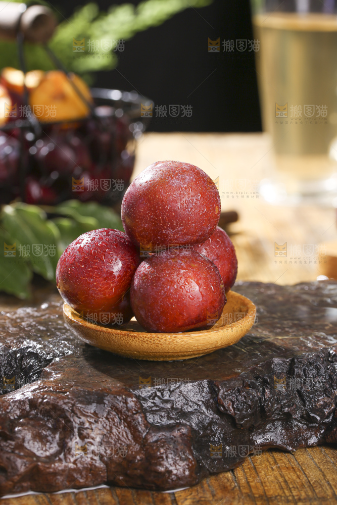 木底上的红脆李