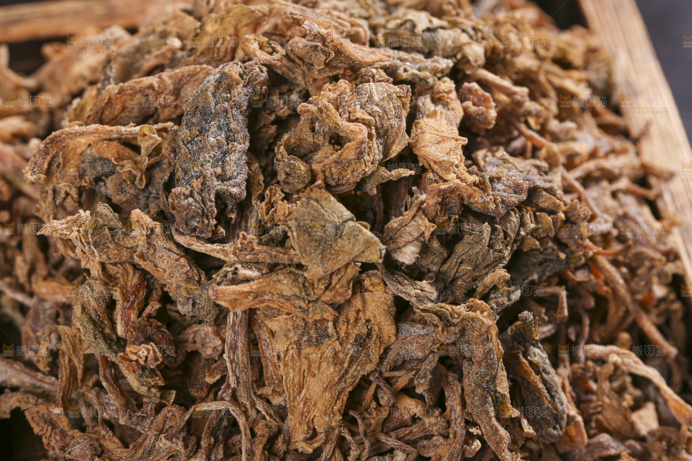 木底上堆放着梅干菜