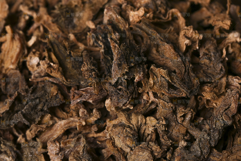 木底上堆放着梅干菜
