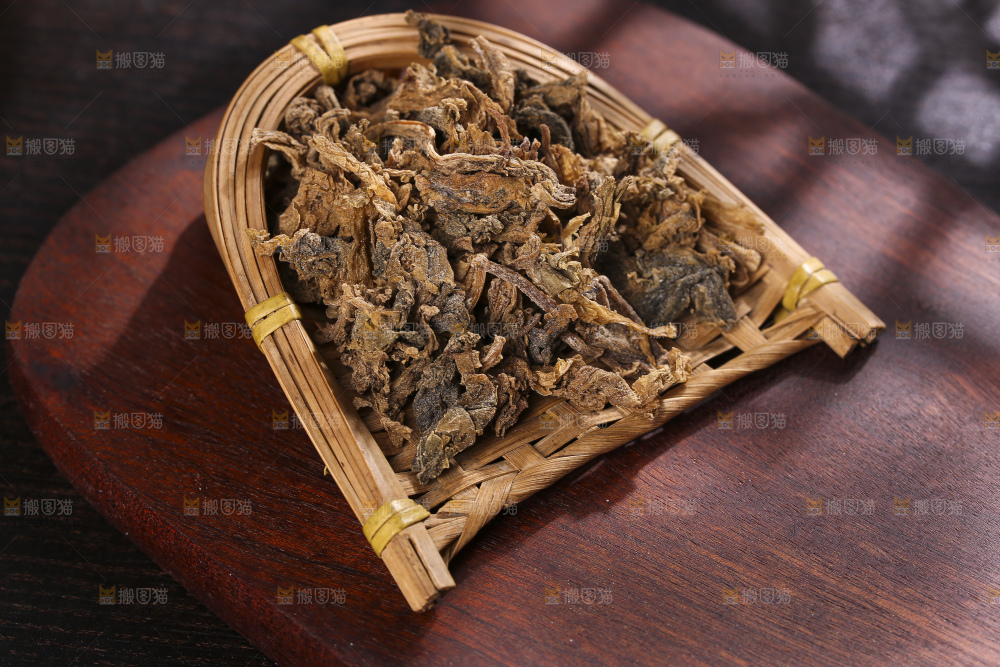 木底上堆放着梅干菜