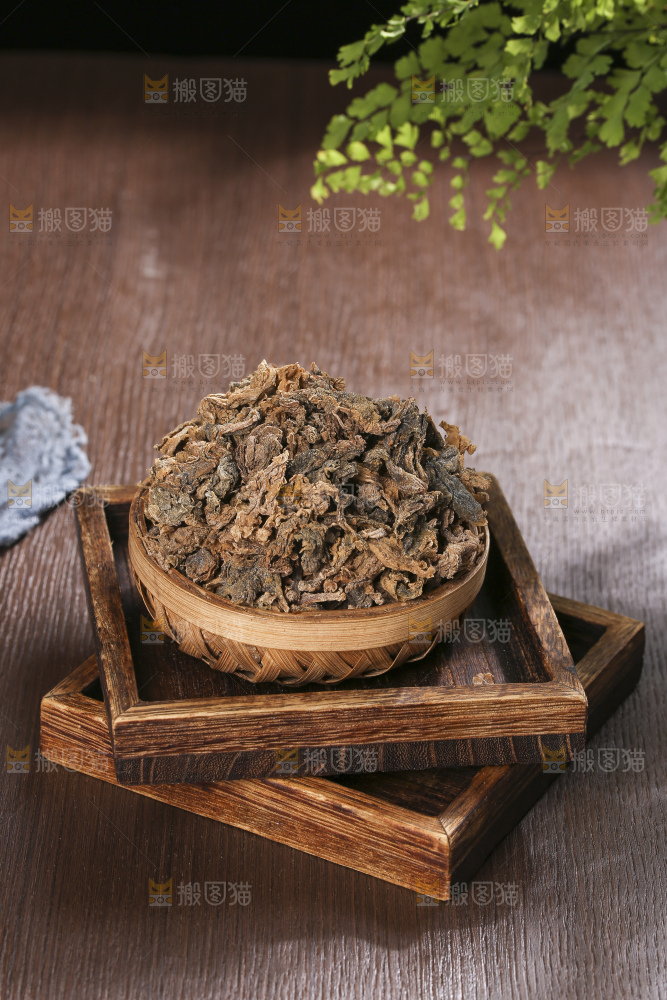木底上堆放着梅干菜