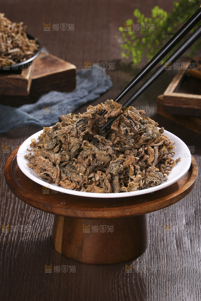 木底上堆放着梅干菜