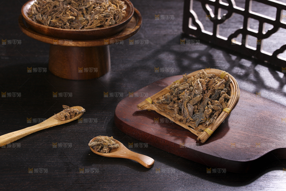 木底上堆放着梅干菜